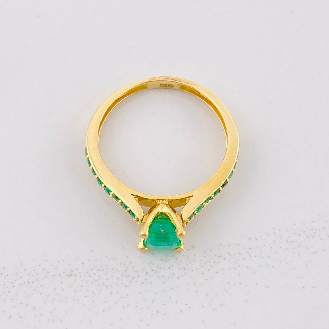Solitaire Ring Dense Channel Emeralds 80pts 2.5g / T6 3/4 Yellow Gold 18K