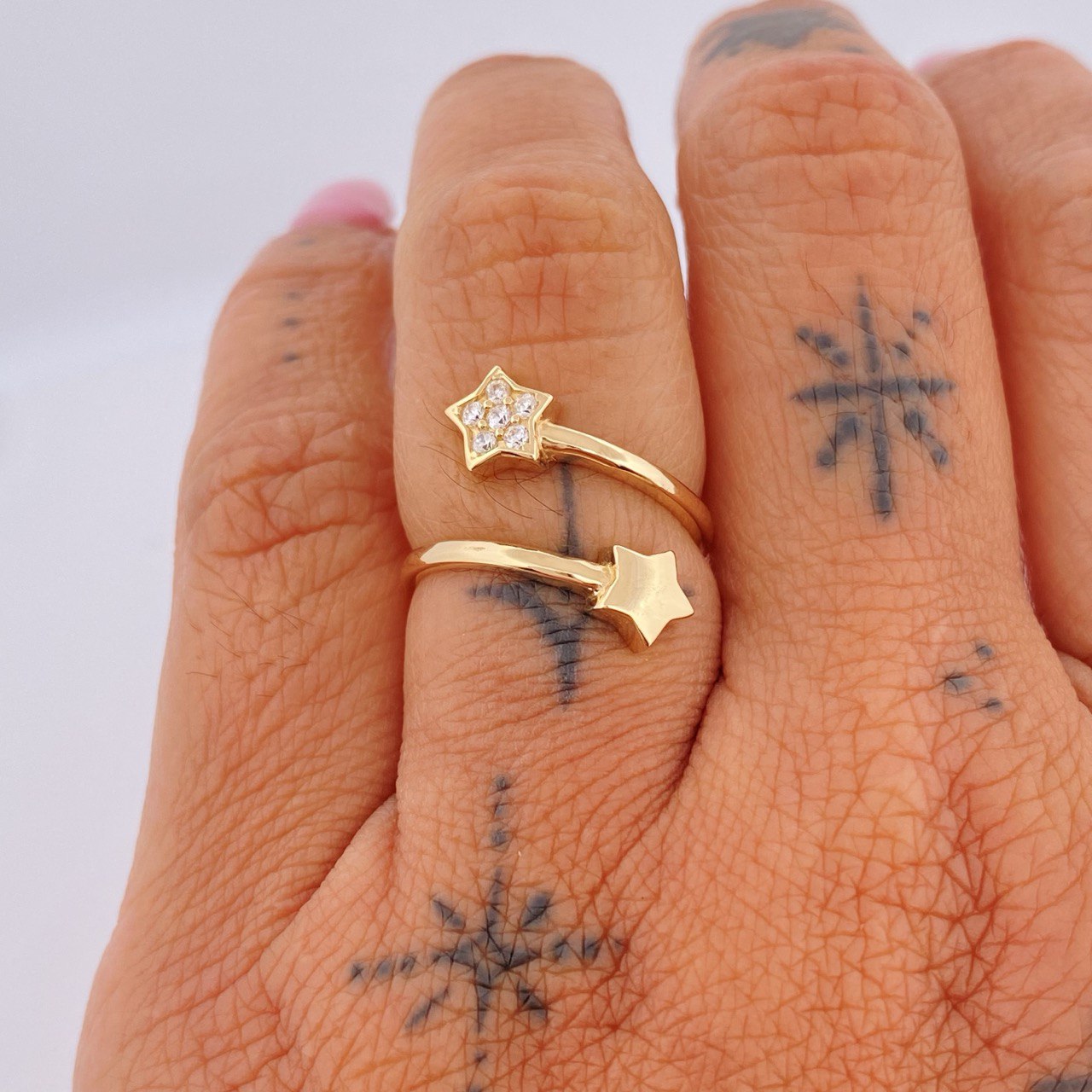 Star Hug Ring 3.15gr / Size 6 / 18K Yellow Gold &