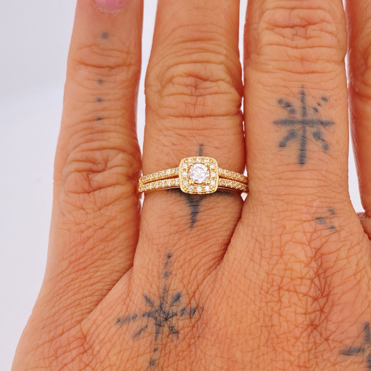 Anillo Halo Cuadrado 2.5gr / T6 1/2 / Oro Amarillo 18K &