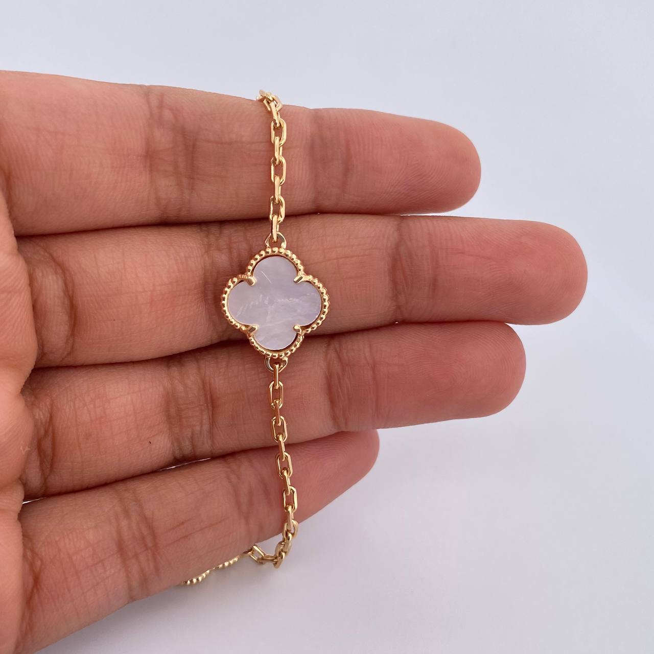 Paperclip Chain Clover 27.1gr / 60cm / 1.9mm White Mother-of-Pearl 18K Yellow Gold $
