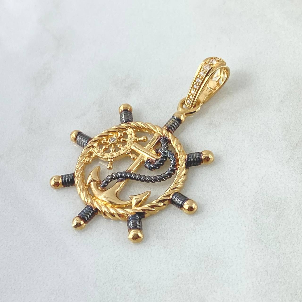 Dije Timon Ancla 5.95gr / 4.7cm / Circones Blancos negros Oro Amarillo 18K ©