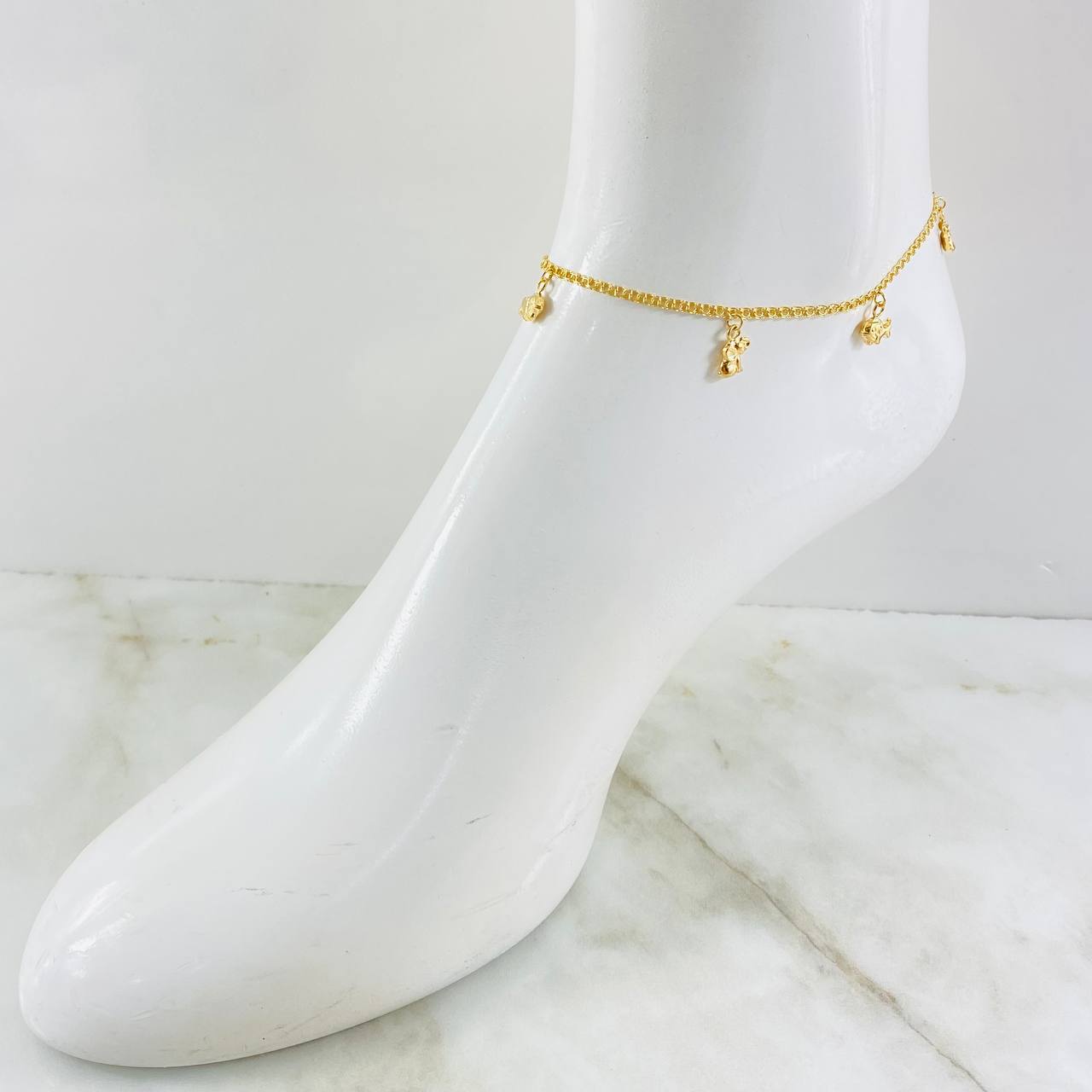 Tobillera Aro Seguido Dijes 3.8gr / 9 3/4 in / Oro Amarillo 18K *