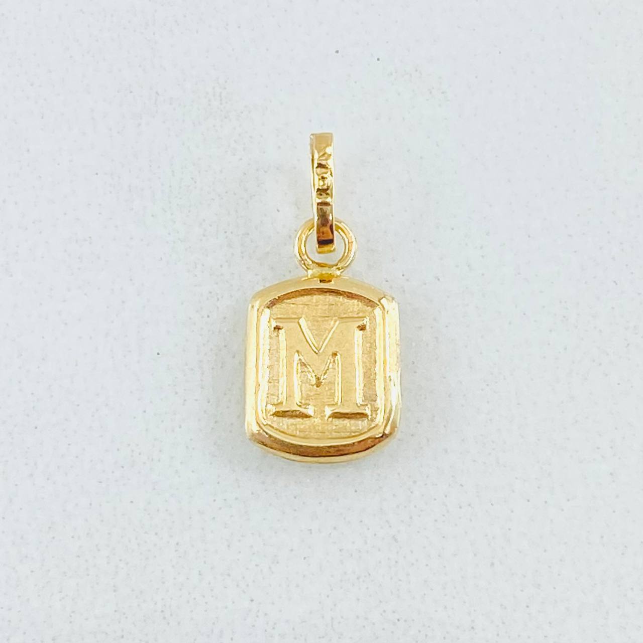 Dije Letra M 0.3gr / 1/2 in / Oro Amarillo 18K
