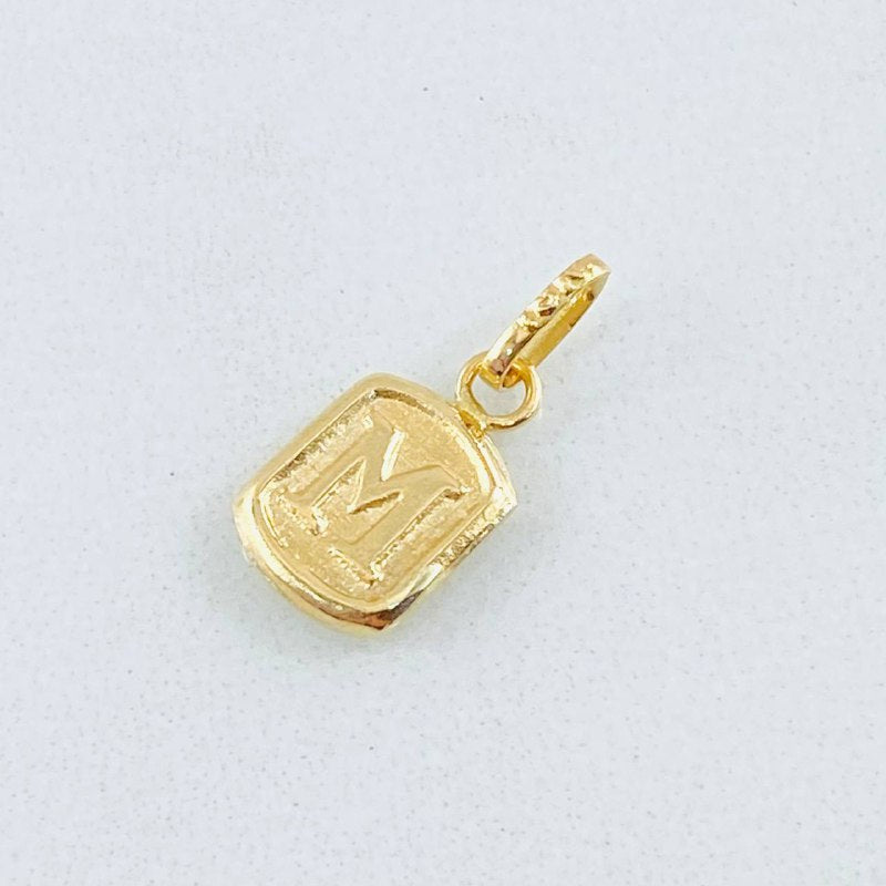 Dije Letra M 0.35 g / 1/2 in Oro Amarillo 18K