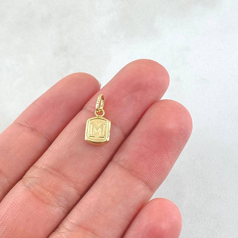 Dije Letra M 0.3gr / 1/2 in / Oro Amarillo 18K