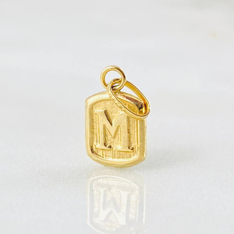 Dije Letra M 0.3gr / 1/2 in / Oro Amarillo 18K