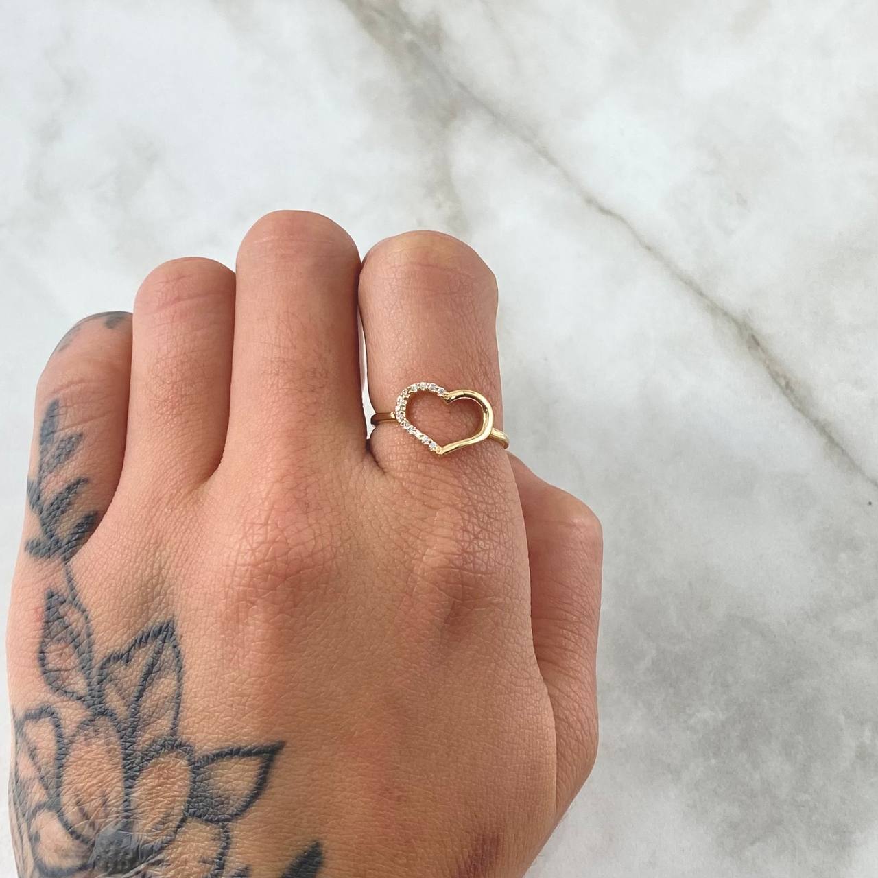 Anillo Corazón Medio Basteado 1.35gr / T5 3/4 / Silueta Circones Blancos Oro Amarillo 18K ©