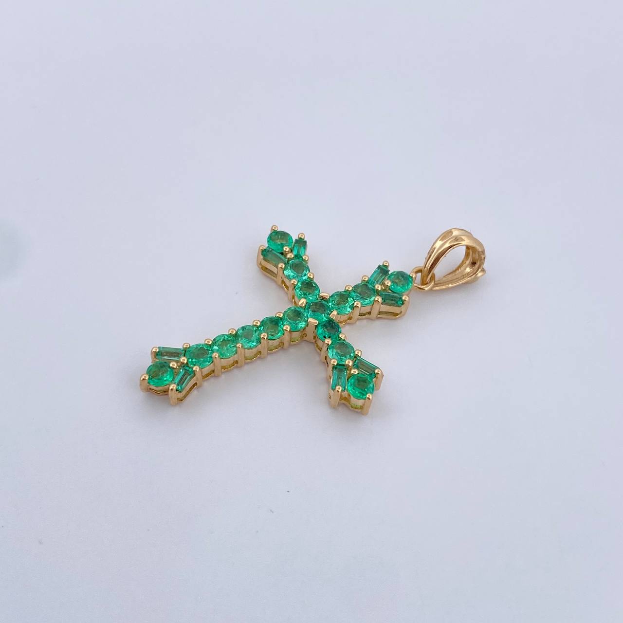 Dije Cruz 3.95gr / 3.8cm / Esmeralda 1.26 Qts Oro Amarillo 18K (Joya) &