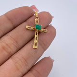 Dije Cruz 0.45gr / 1.4cm / Esmeraldas 06 Pts Oro Amarillo 18K (Joya) &
