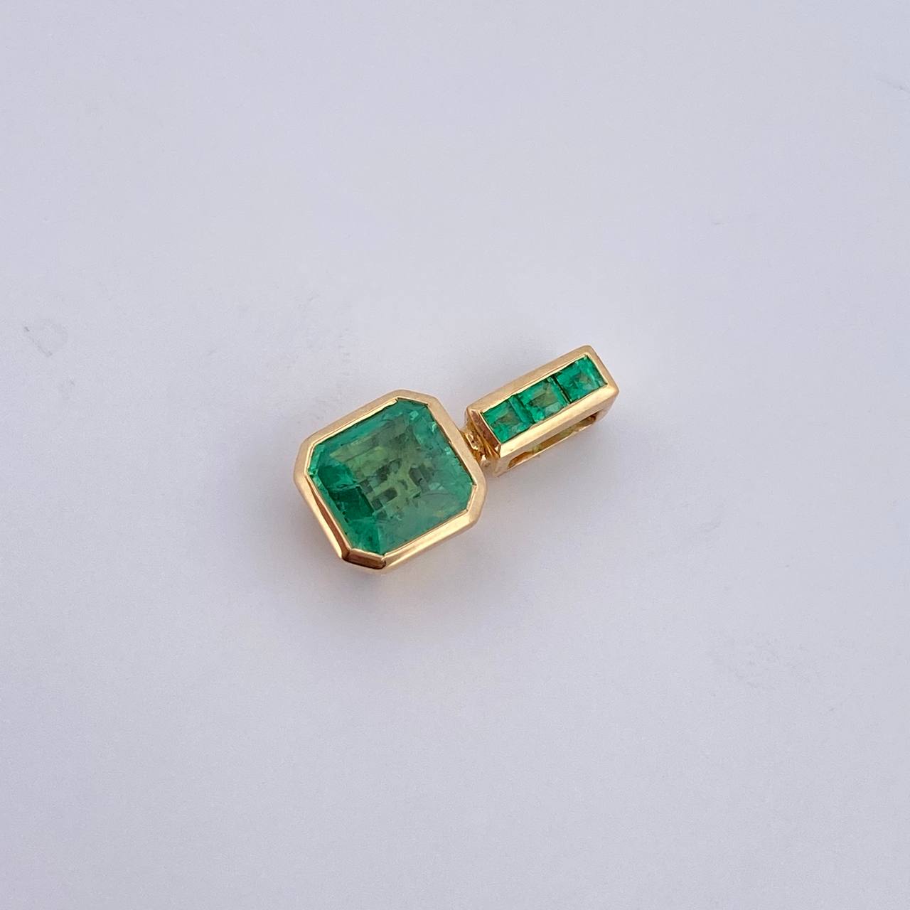 Dije Esmeralda 2.05gr / 1.4cm / Esmeraldas 1.36 Qts Oro Amarillo 18K (Joya) &