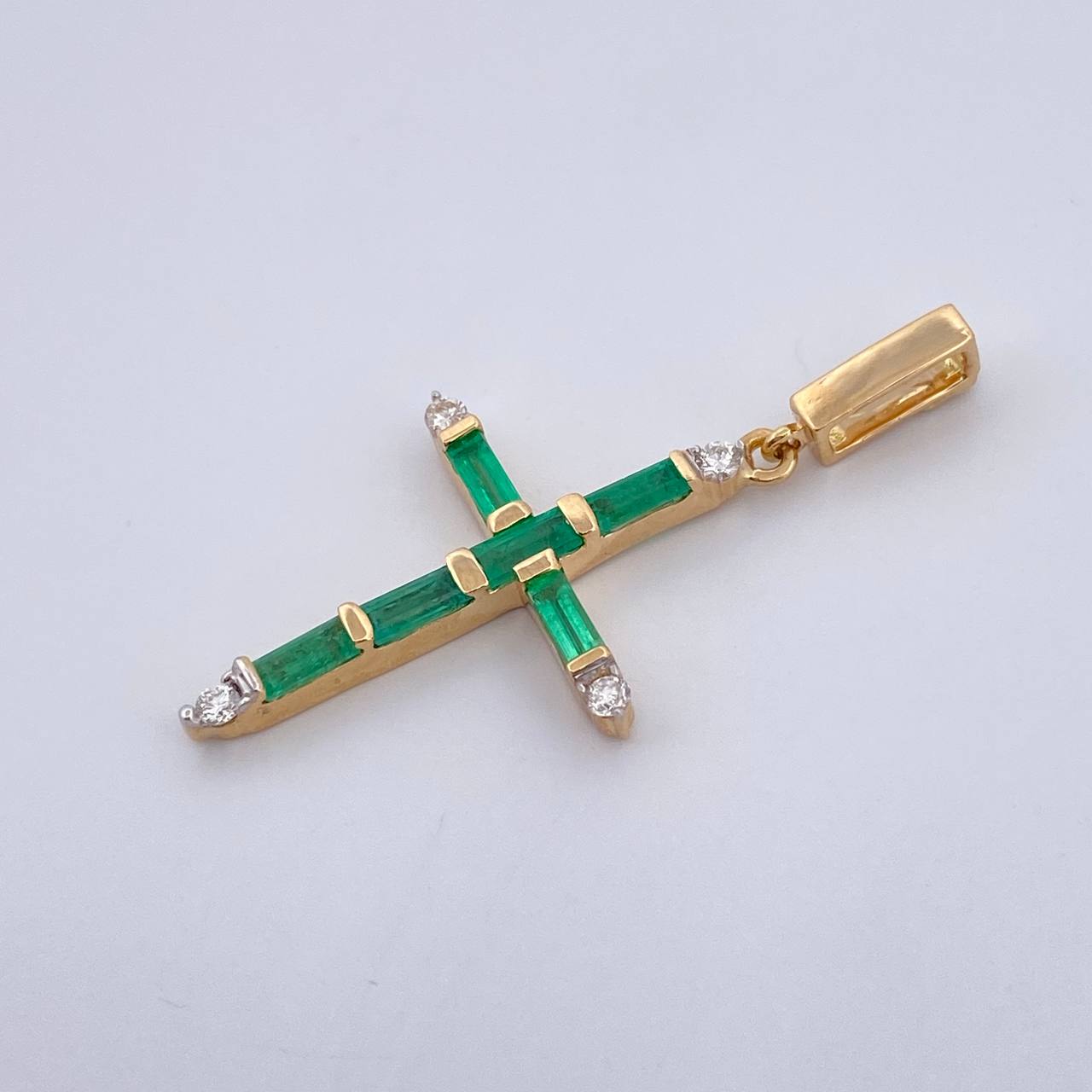 Dije Cruz 2gr / 3.4cm / Esmeralda 60 Pts Diamantes 11 Pts Dos Oros Amarillo Blanco 18K (Joya) &