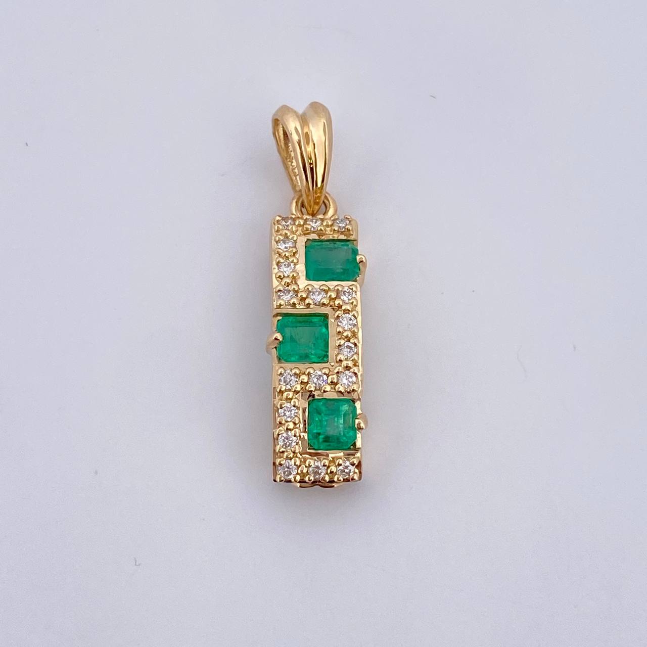 Dije Esmeralda 2.35gr / 2.5cm / Esmeraldas 55 Pts Diamantes 15 Pts Oro Amarillo 18K (Joya) &