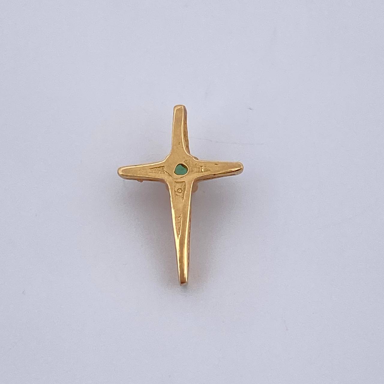 Dije Cruz 0.55gr / 1.3cm / Esmeraldas 01 Pts Oro Amarillo 18K (Joya) &