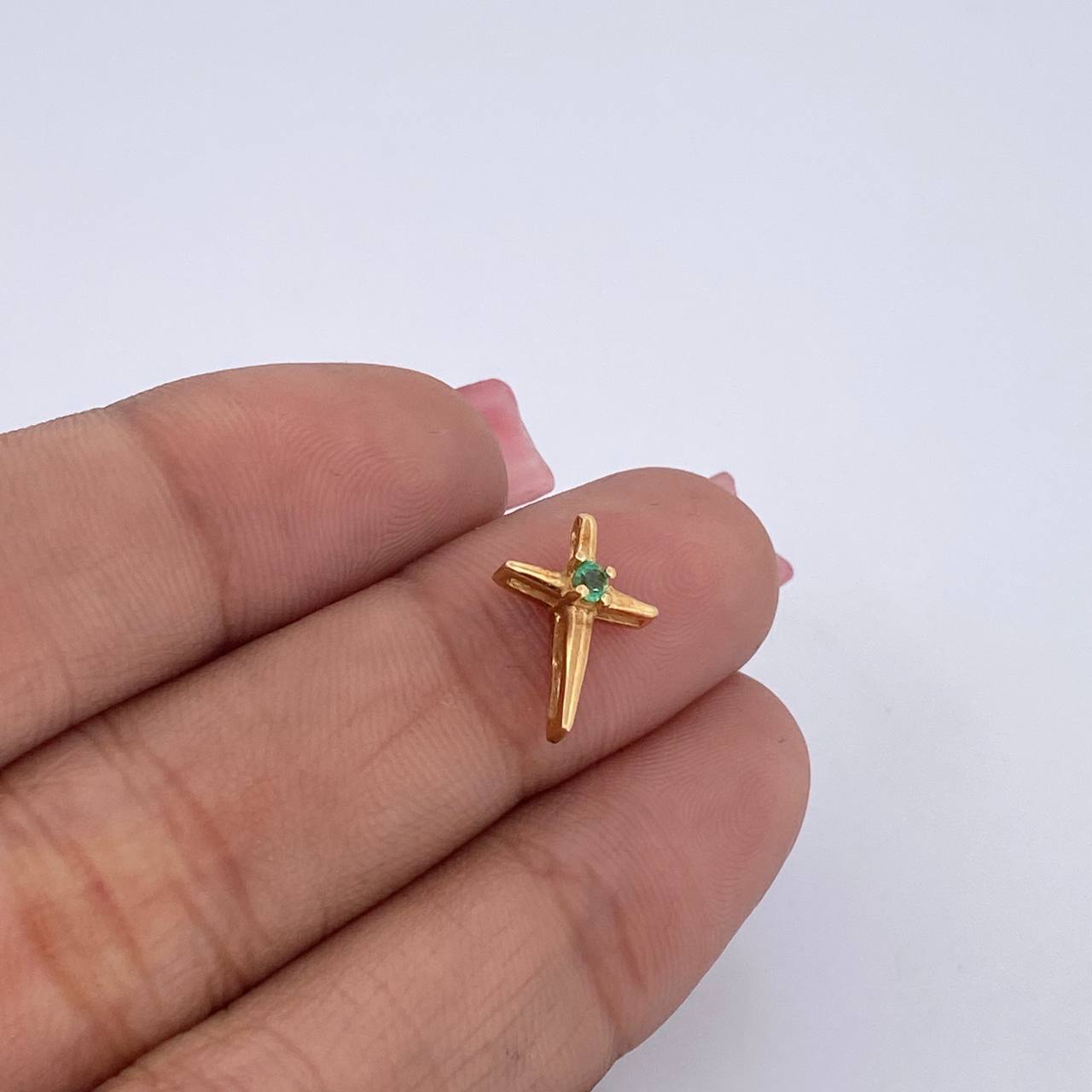 Dije Cruz 0.55gr / 1.3cm / Esmeraldas 01 Pts Oro Amarillo 18K (Joya) &
