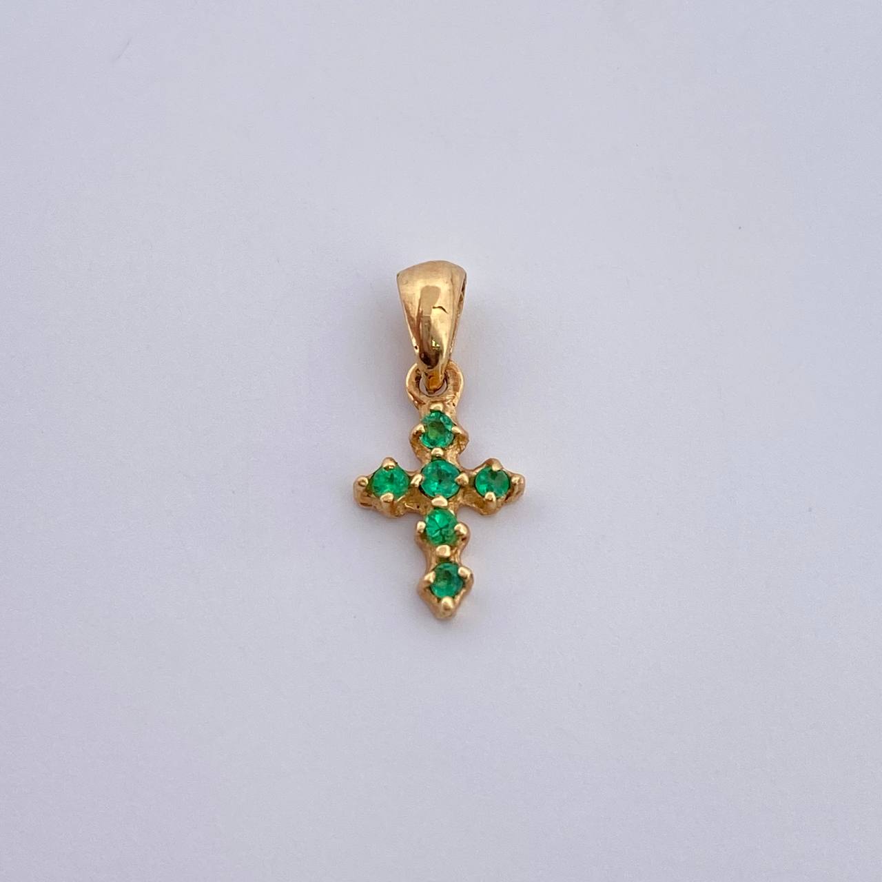 Dije Cruz 0.55gr / 1.4cm / Esmeraldas 06 Pts Oro Amarillo 18K (Joya) &