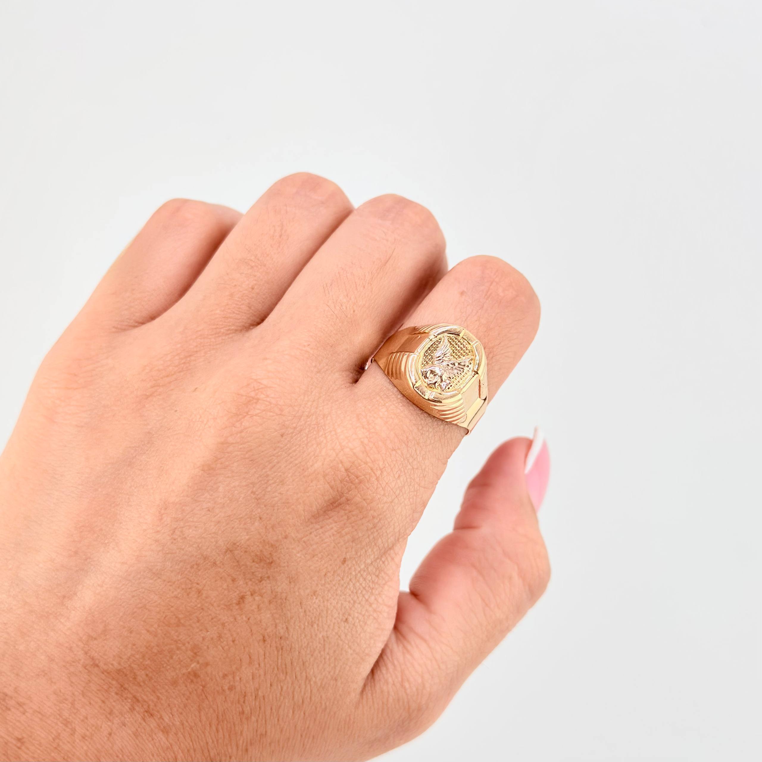 Anillo Marco Aguila 3.35gr / T8 3/4 / Dos Oros Amarillo Blanco 18K ©