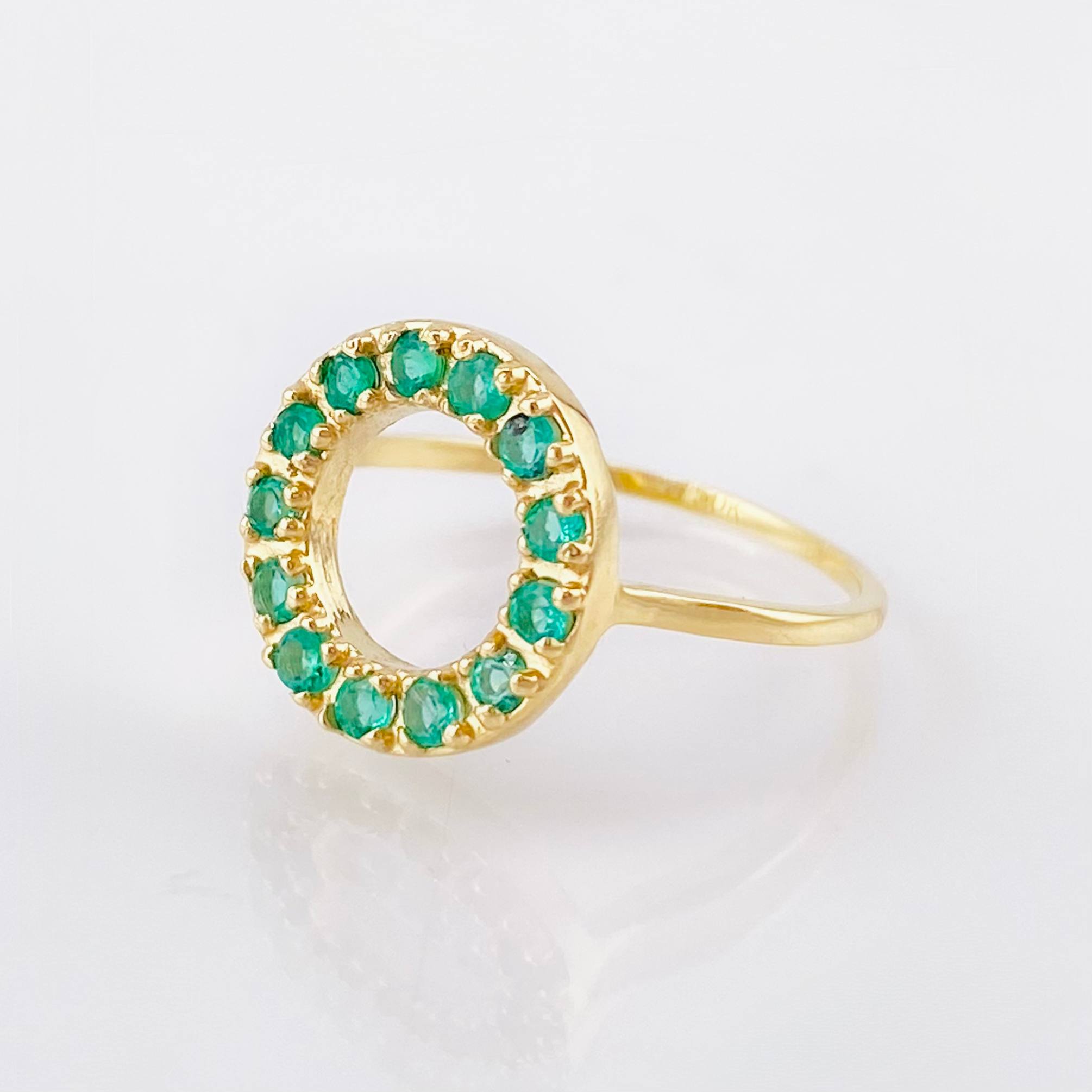 Anillo Circulo Silueta Esmeraldas 32pts 1.85gr / T5 1/4 / Oro Amarillo 18K *