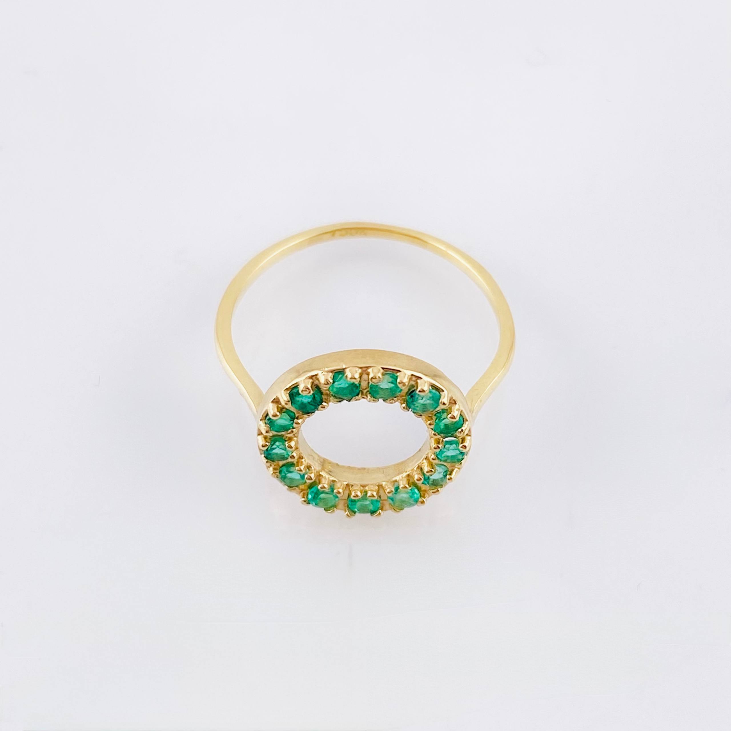 Anillo Circulo Silueta Esmeraldas 32pts 1.85gr / T5 1/4 / Oro Amarillo 18K *