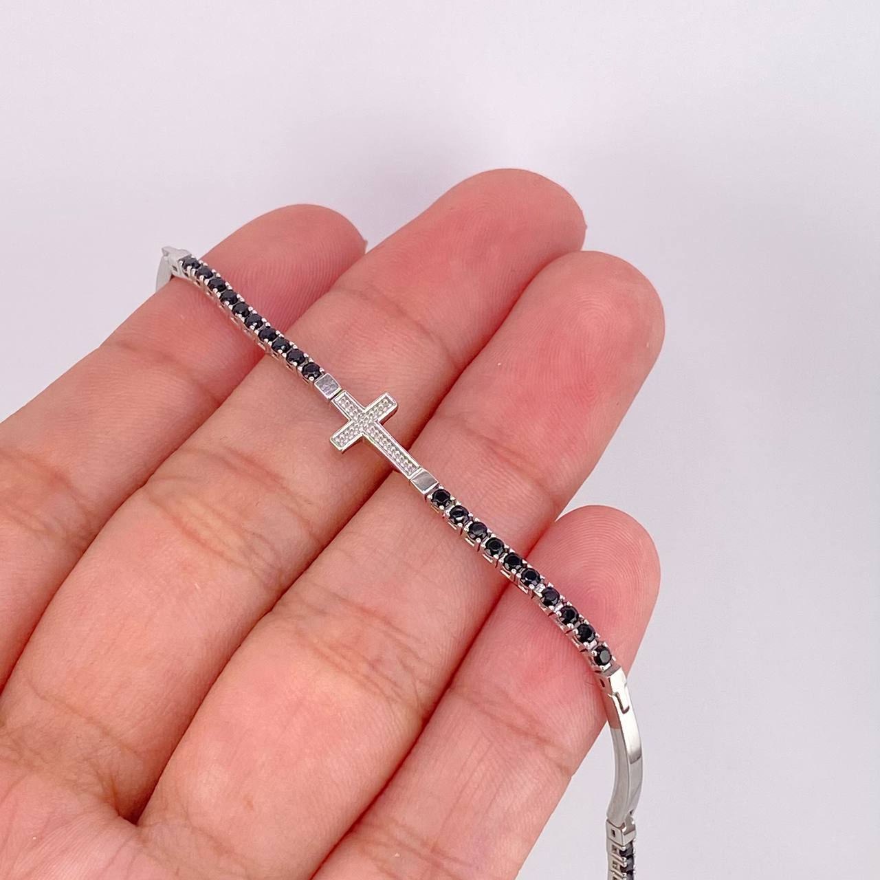 Tennis Bracelet Linear Cross 5.85g / 8 in / 1.95mm White Gold 18K