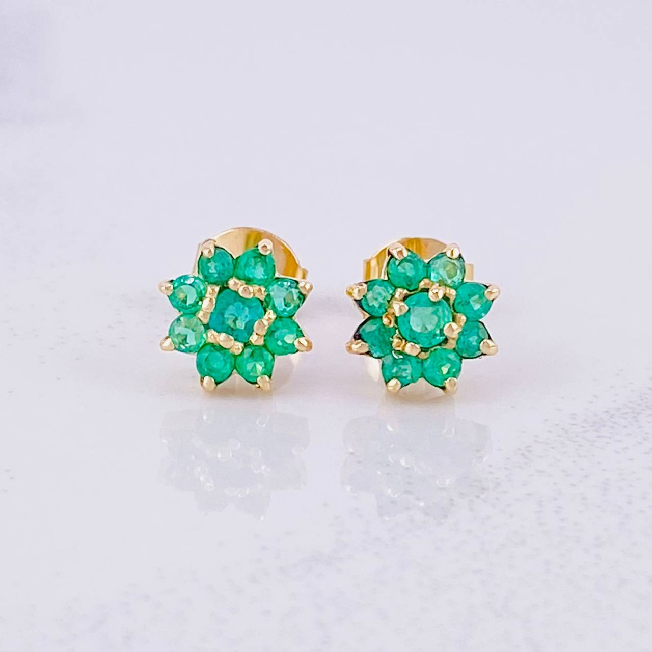 Stud Earrings Flower Eight Petals Emeralds 1Qts 1.7g / in / 7.3mm Yellow Gold 18K