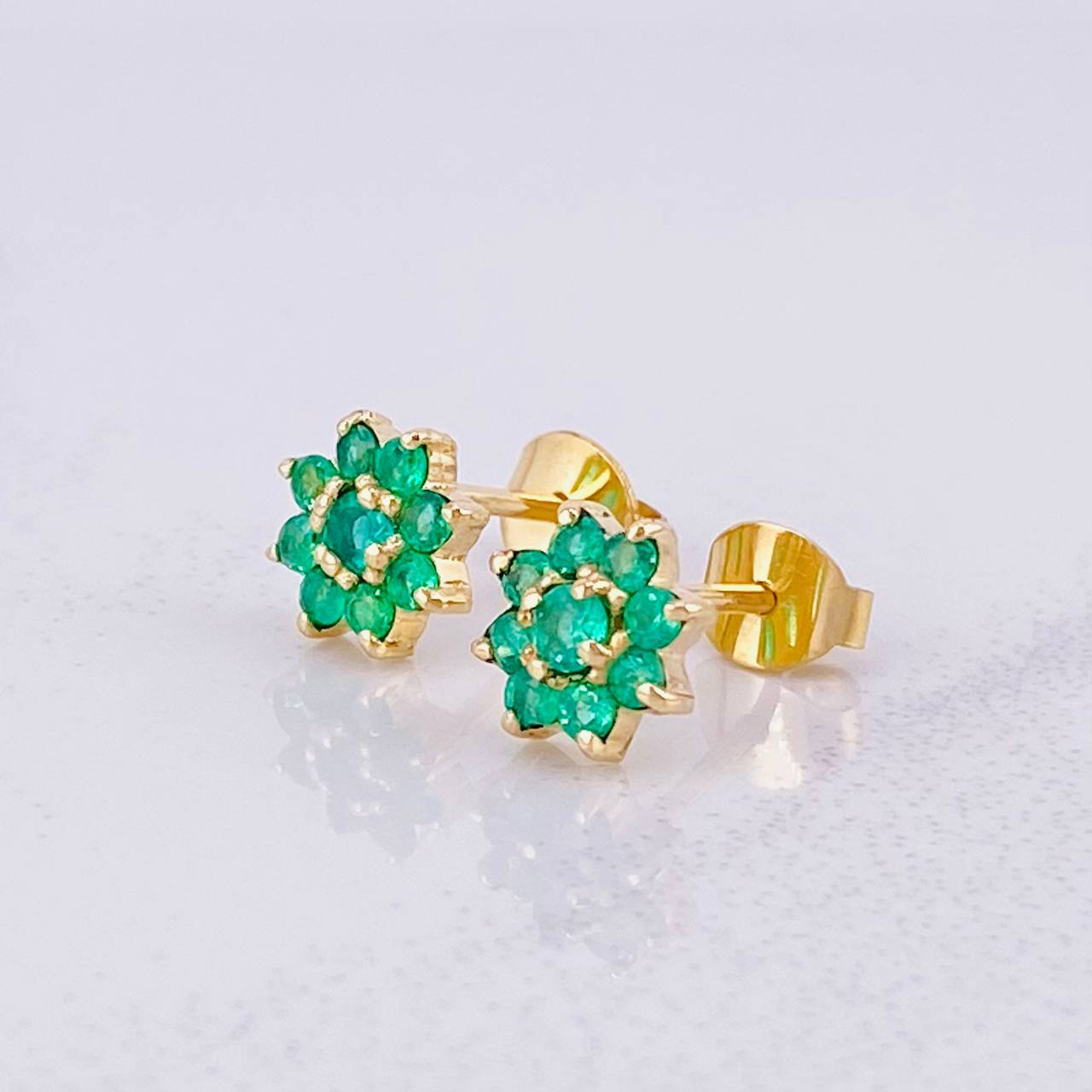 Stud Earrings Flower Eight Petals Emeralds 1Qts 1.75g / in / 7.3mm Yellow Gold 18K