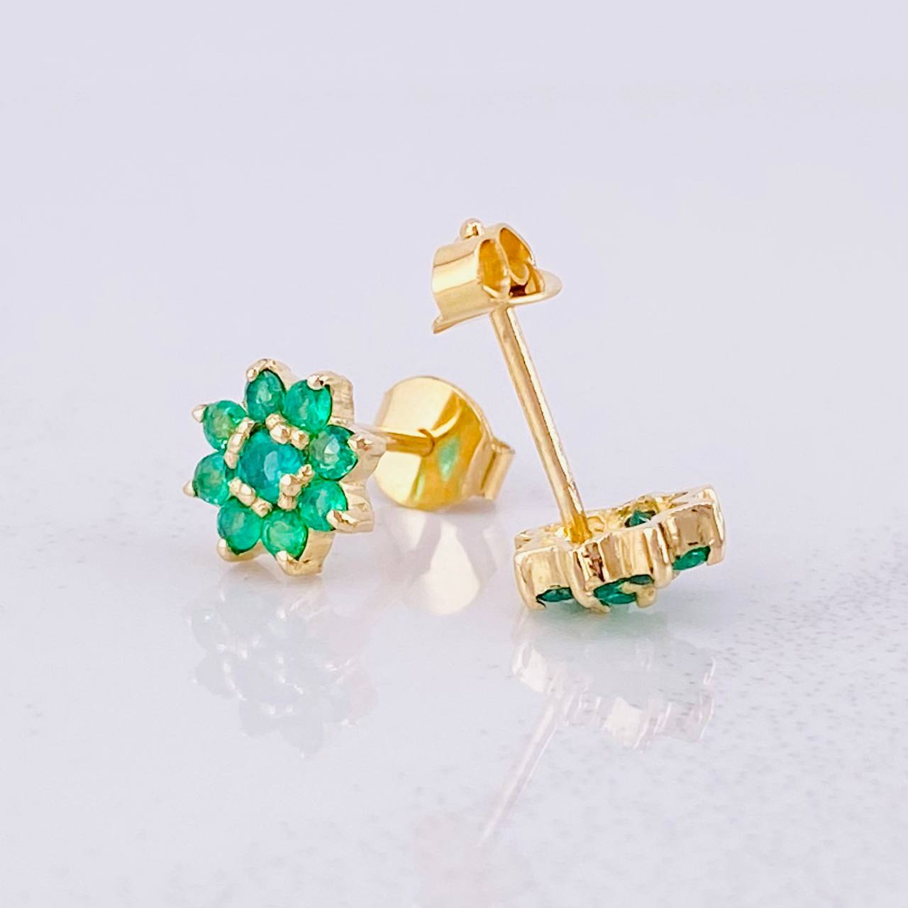 Stud Earrings Flower Eight Petals Emeralds 1Qts 1.75g / in / 7.3mm Yellow Gold 18K