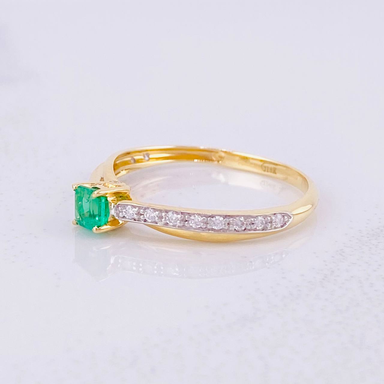 Emerald Bridge Solitaire Ring 27pts Diamonds 15pts 1.75g / T6 3/4 Yellow Gold 18K