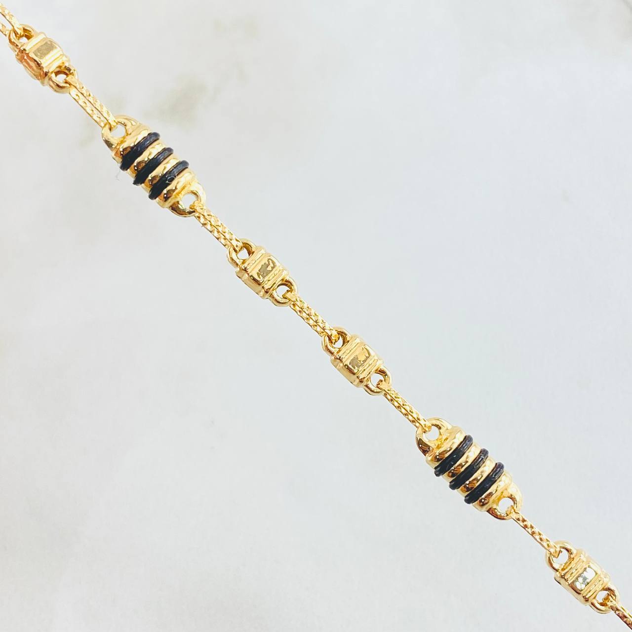 Pulso Rustico Cubo 4.45gr / 8 3/4 in / Oro Amarillo 18K *