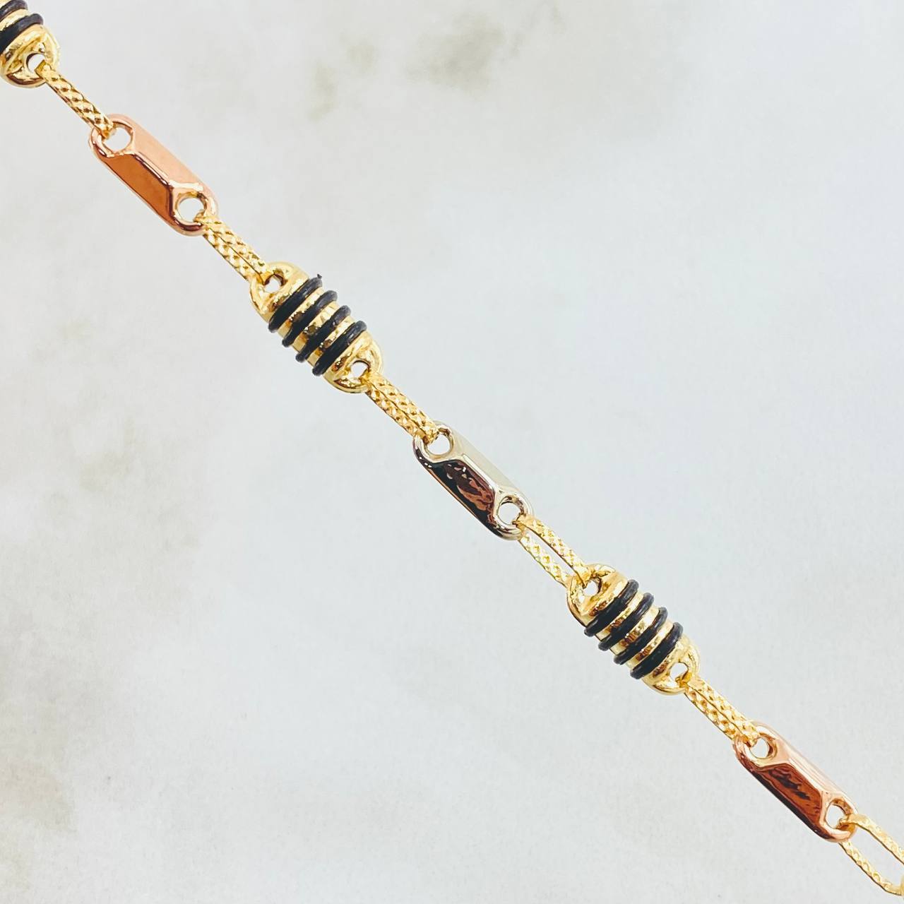 Pulso Rustico Español 4.85gr / 8 3/4 in / Tres Oros 18K *