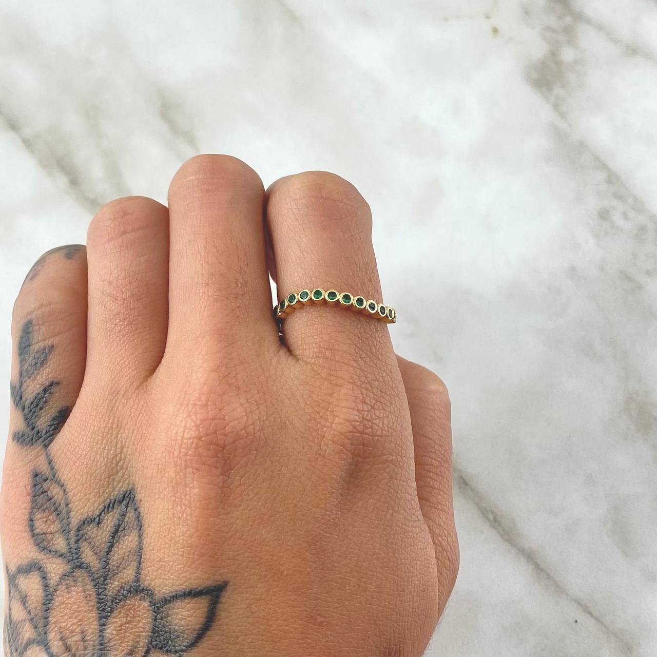 Wavy Circles Ring 1.8gr / Size 7 1/4 / Green Zircons Yellow Gold