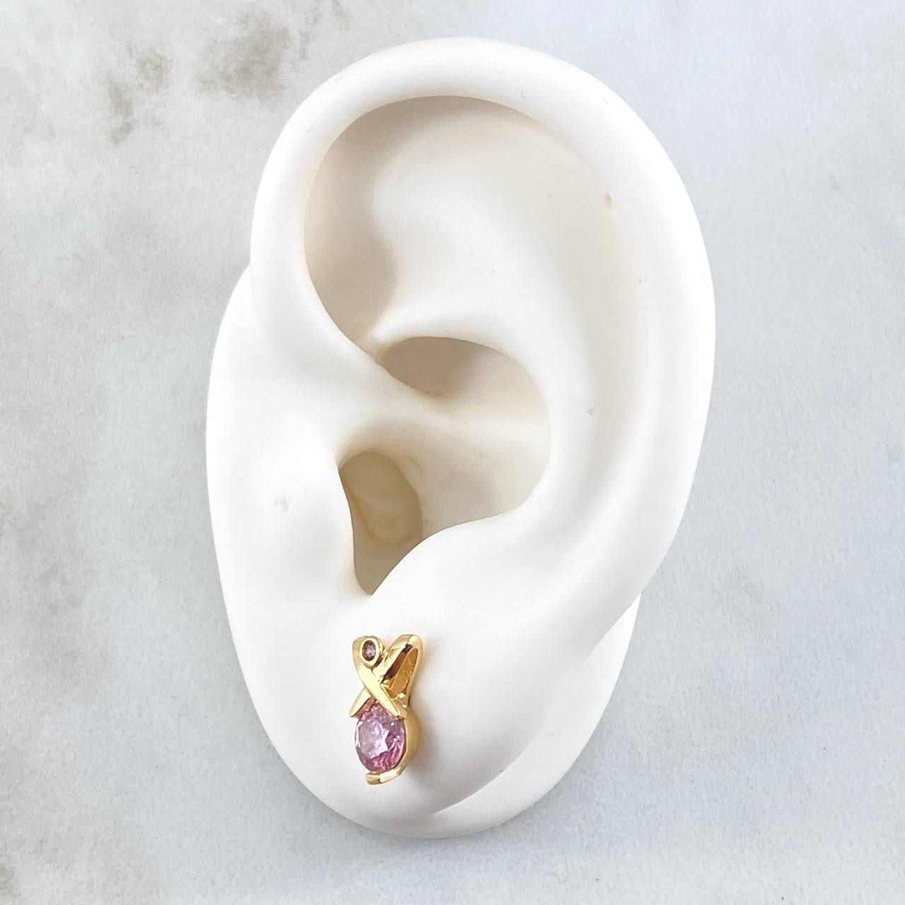 Topos Delta Cruzada 2.3gr / 1.1cm / Broche Mariposa Circones Rosados Oro Amarillo 18K ©