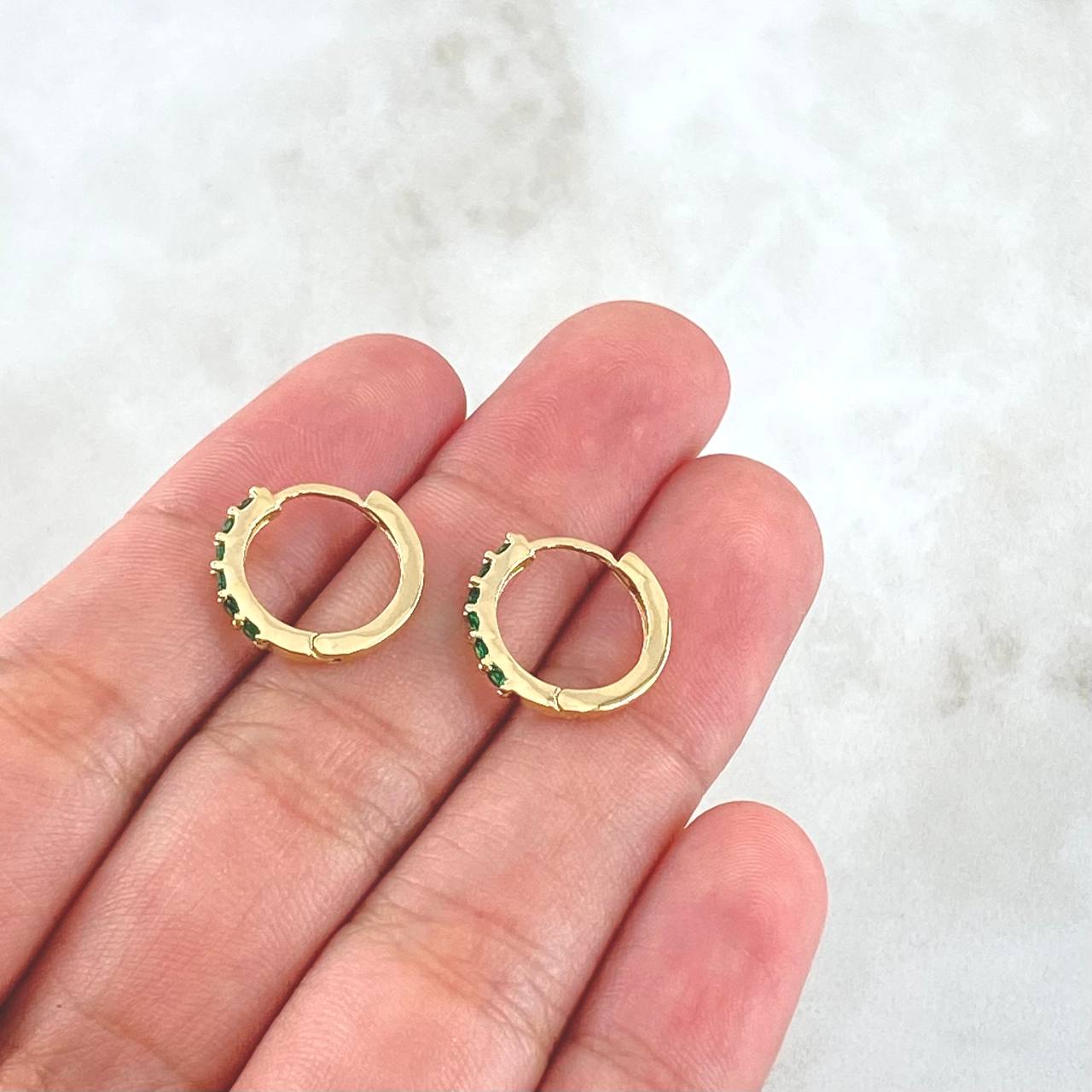 Hoop Earrings Smooth Basteado Hoop 1.95gr / 1.3cm / Green Zircons 18K Yellow Gold ©