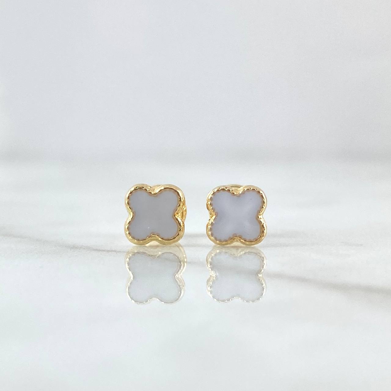Topos Trebol 0.7gr / 6mm Borde Punteado Resina Blanca Oro Amarillo 18K
