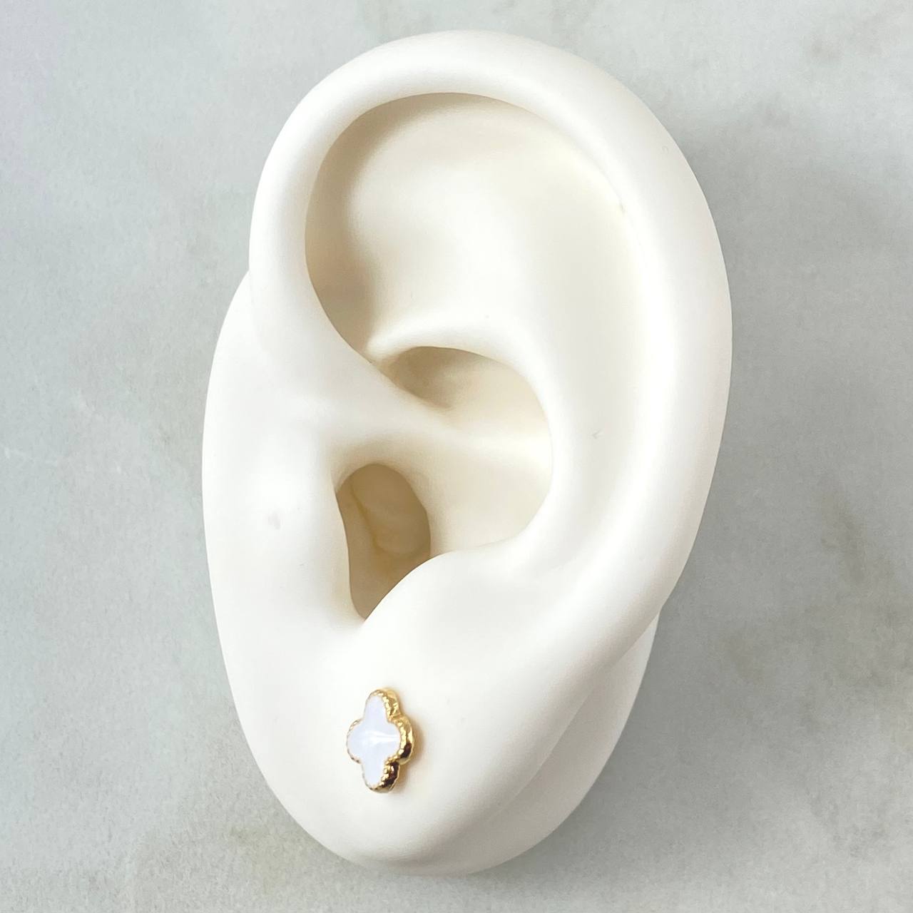 Stud Earrings Clover 0.7gr / 6mm White Resin 18K Yellow Gold ©