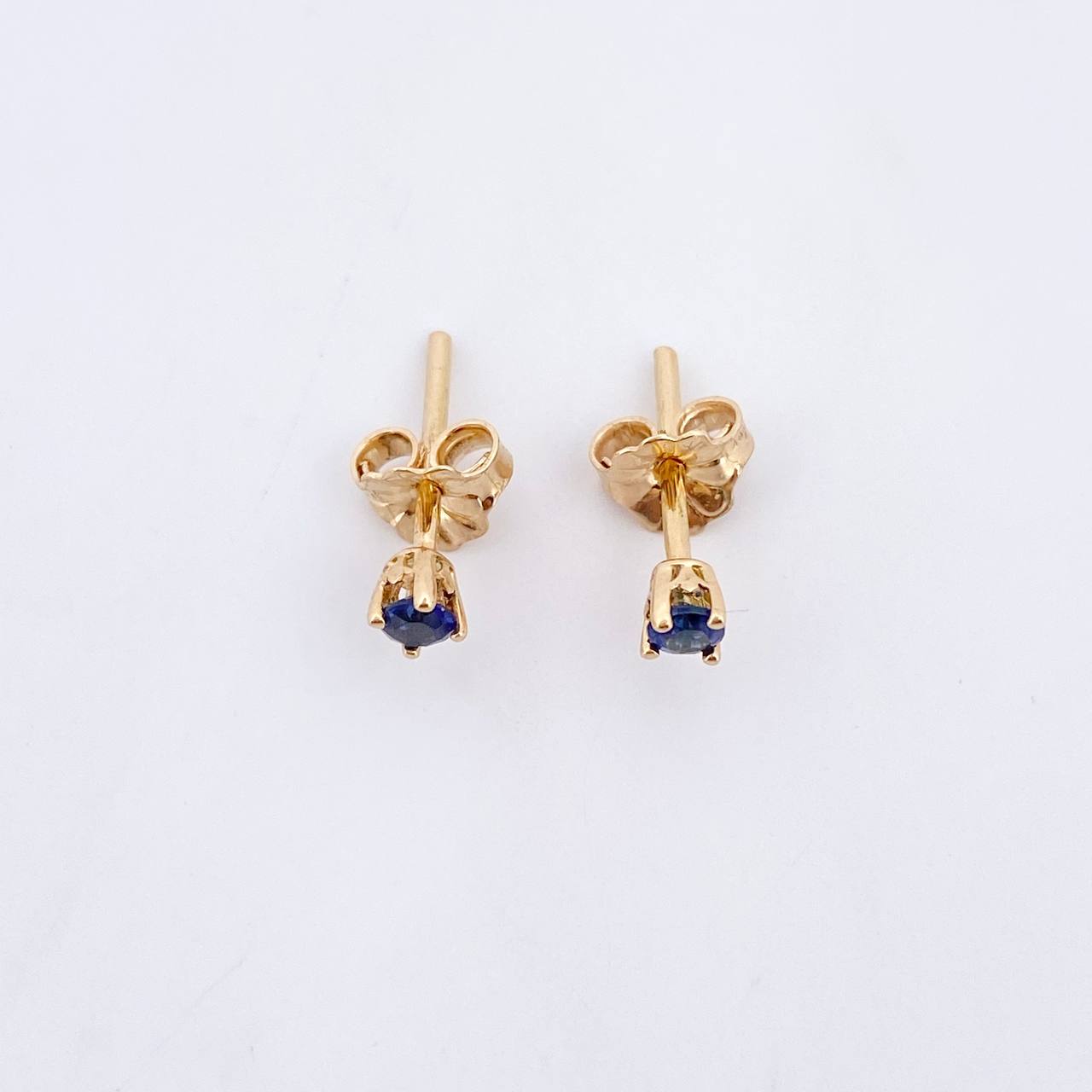 Topos Cuatro Garras 0.75gr / Zafiros 15 Pts Oro Amarillo 18K (Joya) &