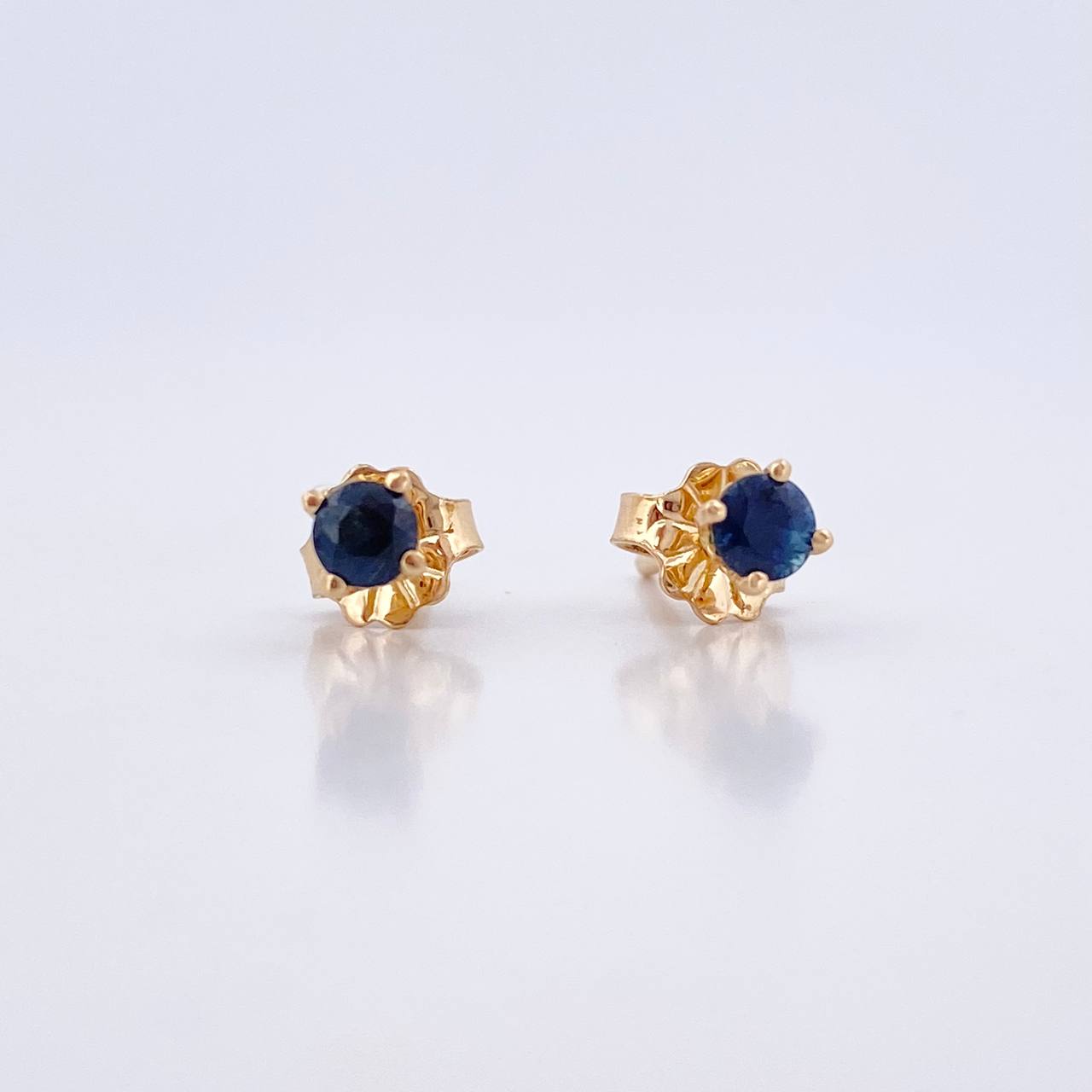 Topos Cuatro Garras 0.75gr / Zafiros 15 Pts Oro Amarillo 18K (Joya) &