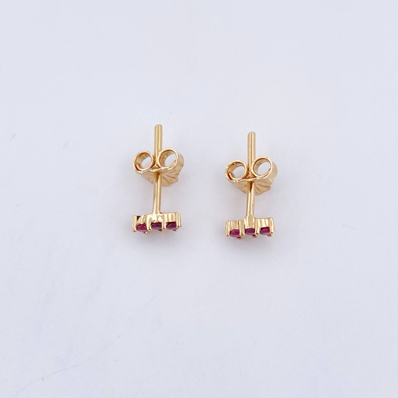 Topos Linea 0.8gr / Rubies 15 Pts Oro Amarillo 18K (Joya) &
