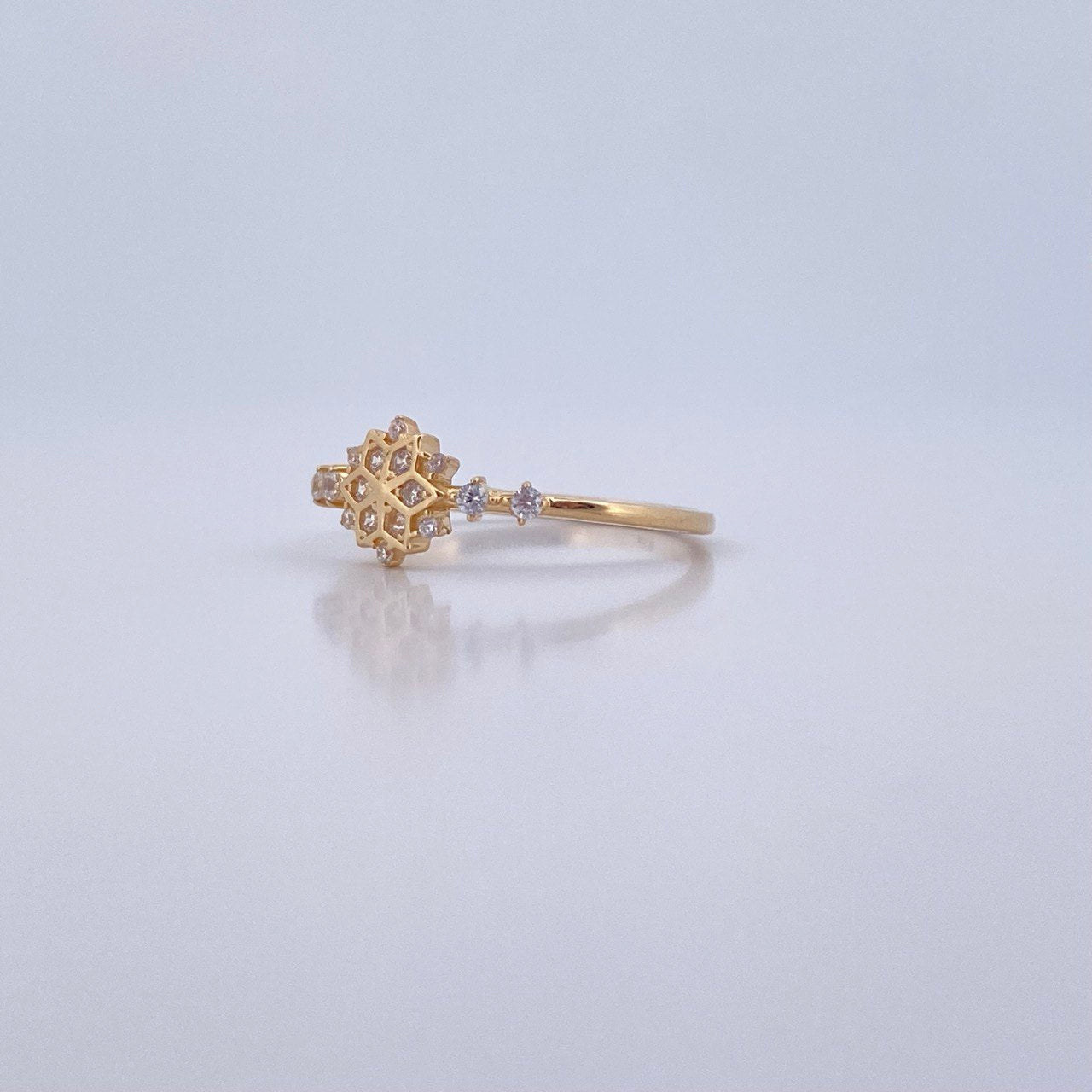 Mandala Ring 1.7gr / Size 7 1/4 / White Zircons 18K Yellow Gold &