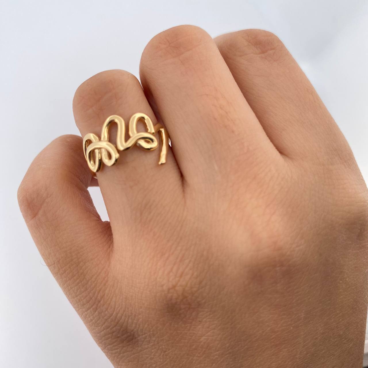 Love Ring 2.7gr / Size 4 3/4 / Smooth 18K Yellow Gold &
