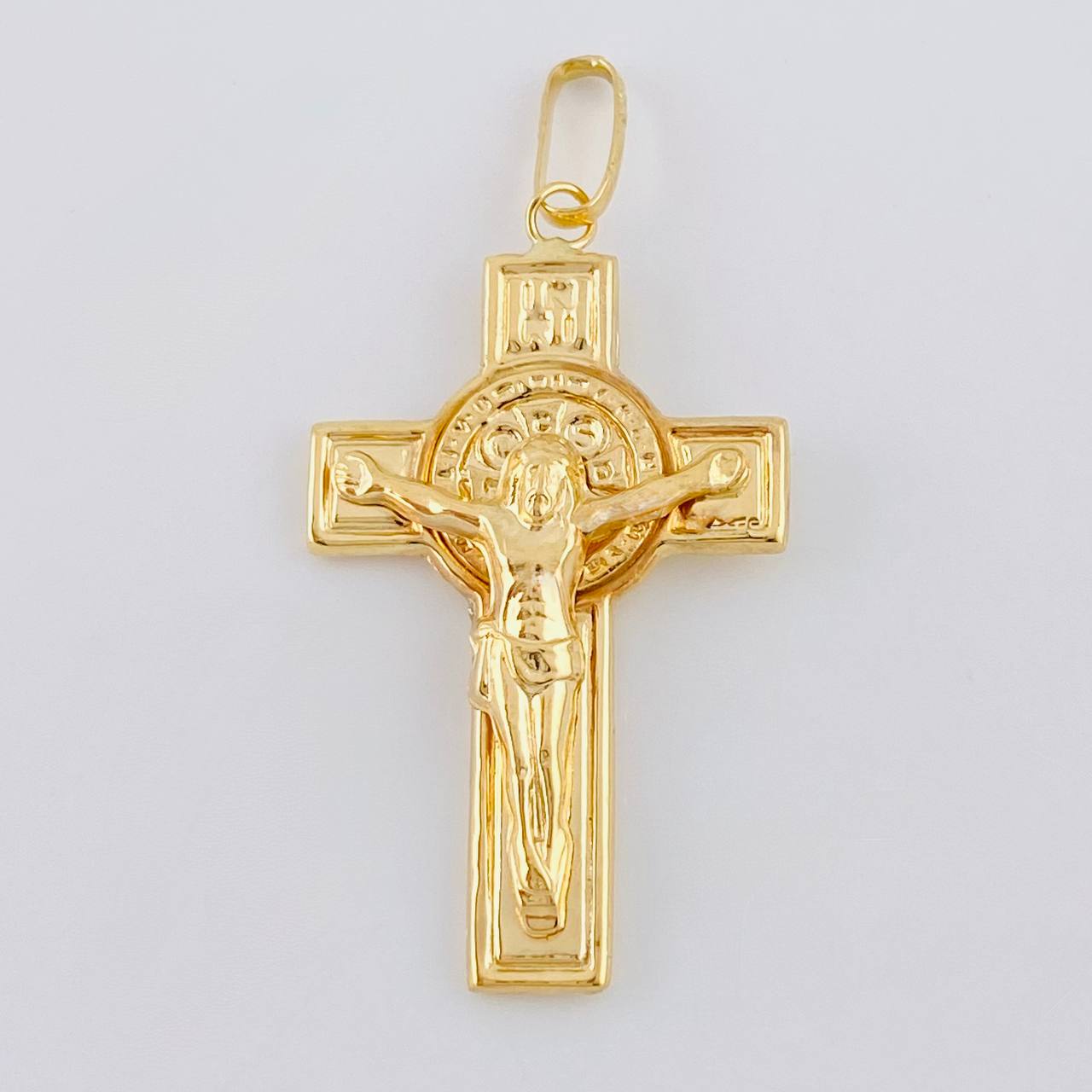 Dije Cruz Cristo San Benito 2.1g / 1 1/2 in Oro Amarillo 18K