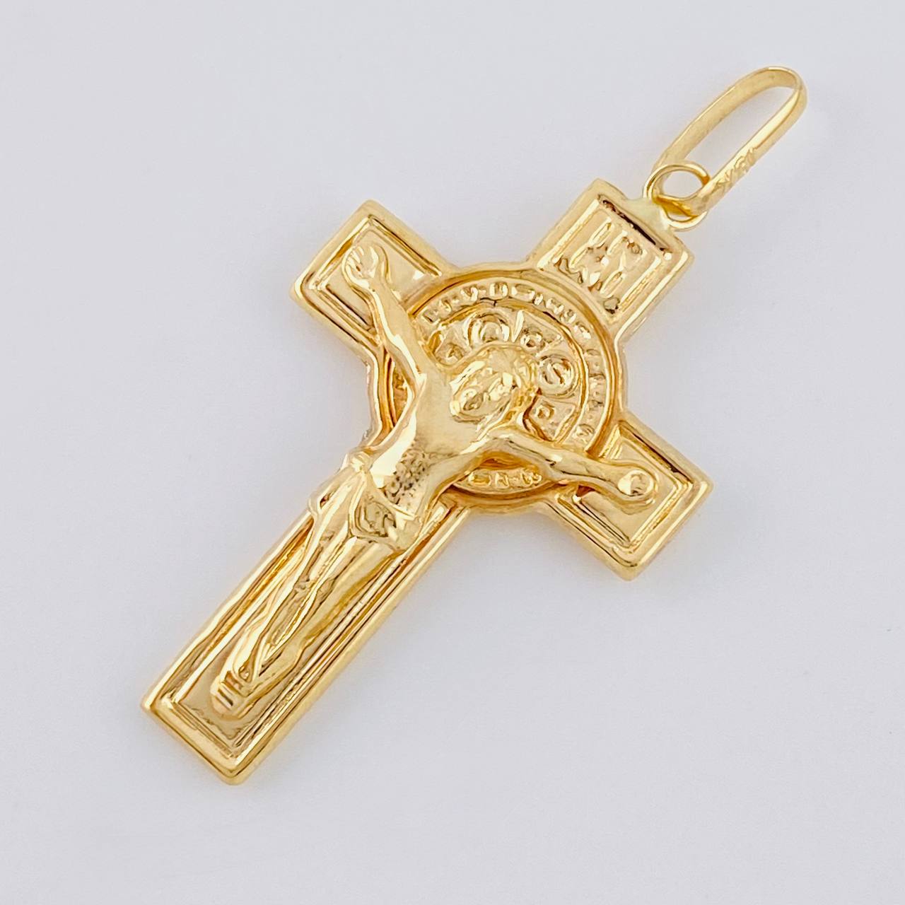 Dije Cruz Cristo San Benito 2.1g / 1 1/2 in Oro Amarillo 18K