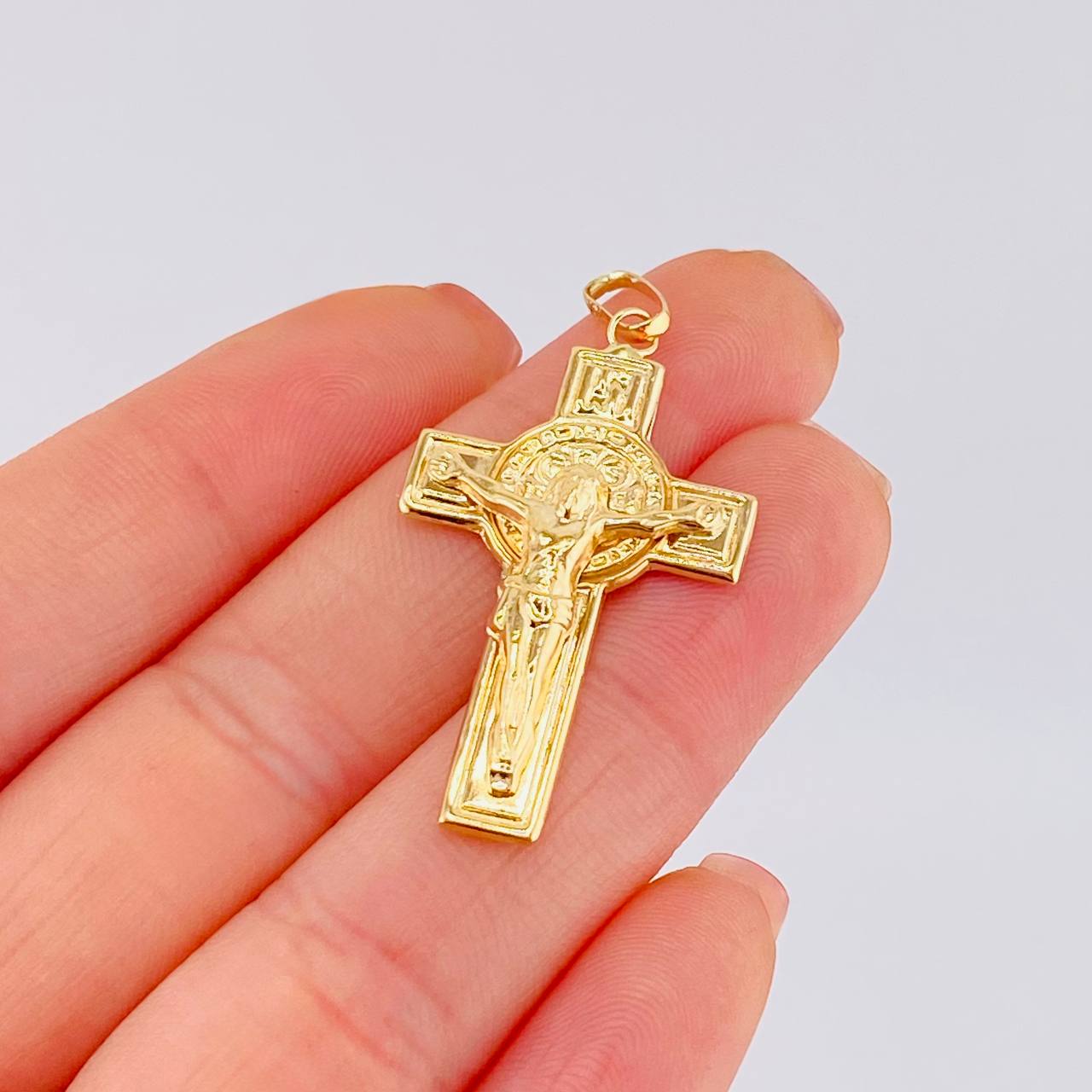 Dije Cruz Cristo San Benito 3 g / 1 3/4 in Oro Amarillo 18K
