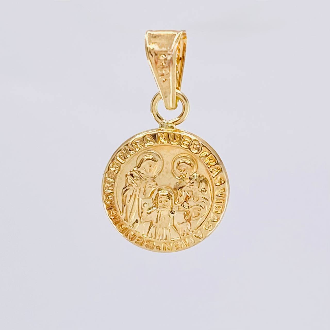 Dije Sagrada Familia 0.5 g / 3/4 in Oro Amarillo 18K