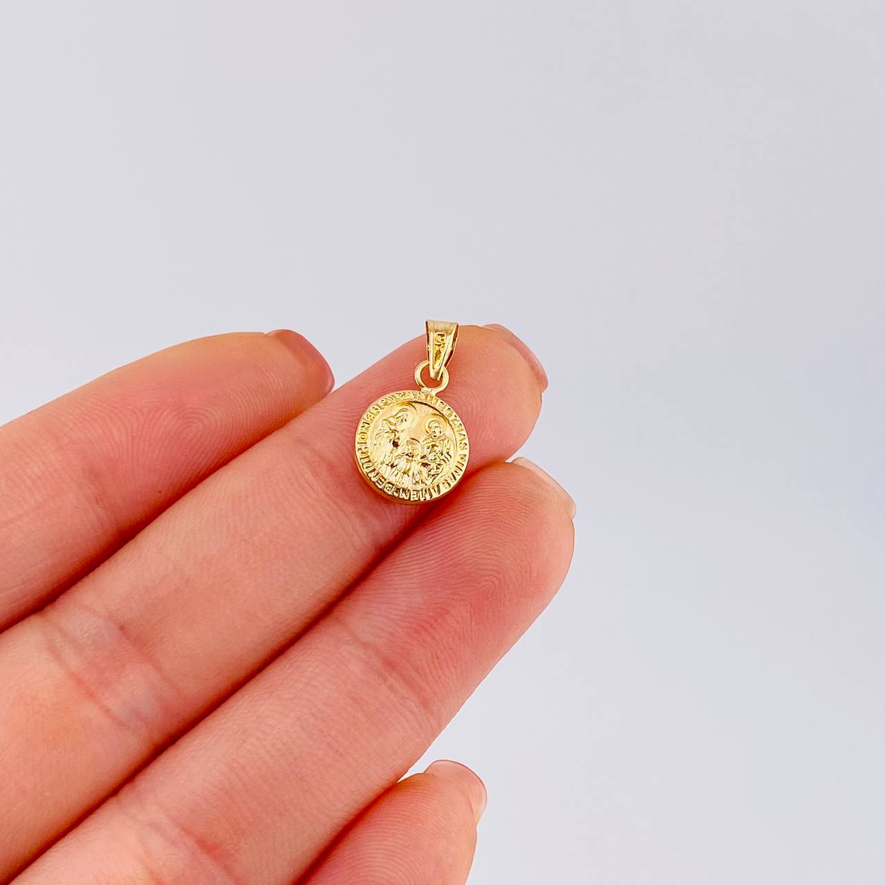 Dije Sagrada Familia 0.5 g / 3/4 in Oro Amarillo 18K