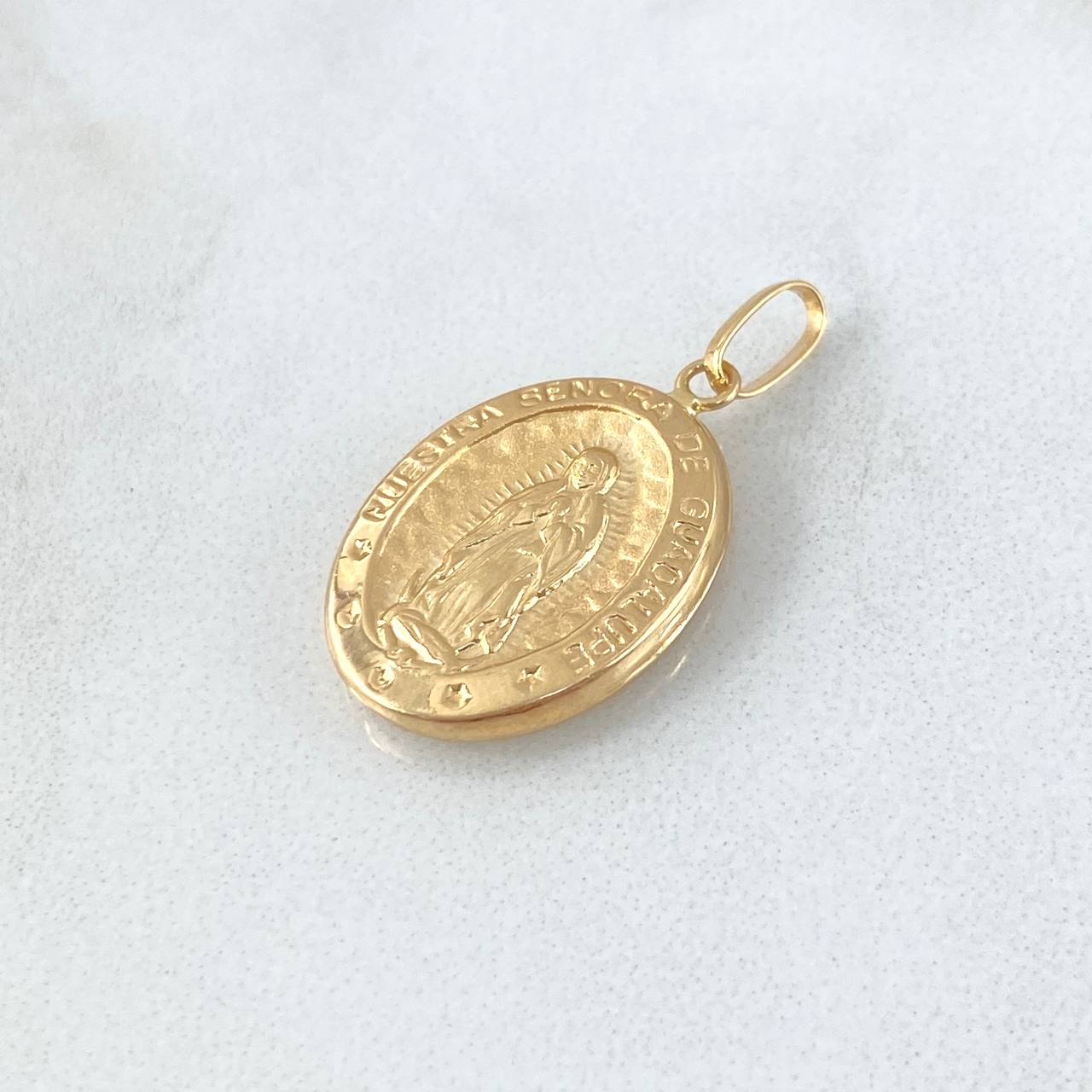 Dije Virgen Guadalupe  1.4gr / 2.6cm / Troquelado Mate Oro Amarillo 18K ©