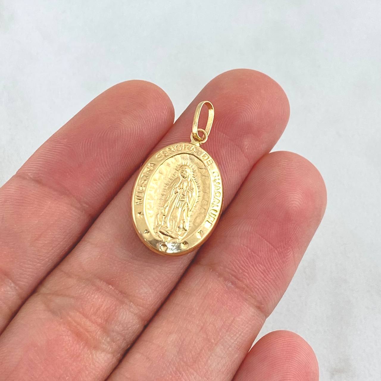 Dije Virgen Guadalupe  1.4gr / 2.6cm / Troquelado Mate Oro Amarillo 18K ©