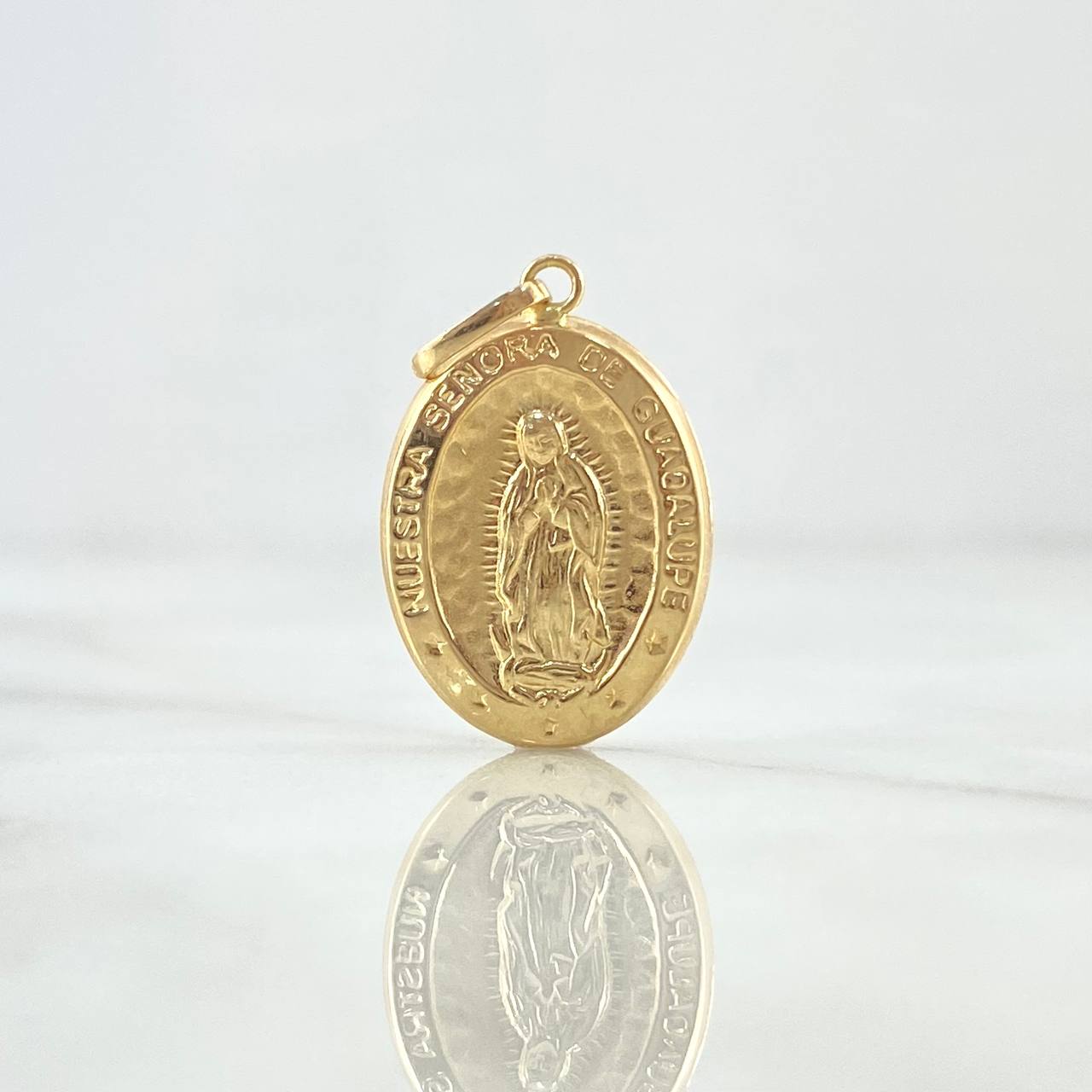 Dije Virgen Guadalupe  1.4gr / 2.6cm / Troquelado Mate Oro Amarillo 18K ©