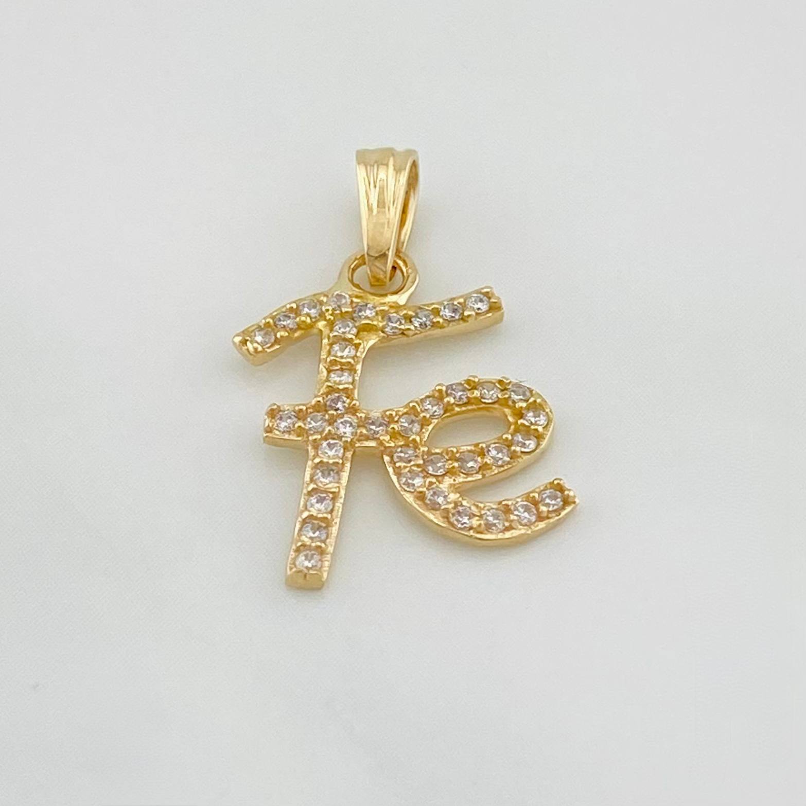 Dije Fe 1.1g / 3/4 in Oro Amarillo 18K