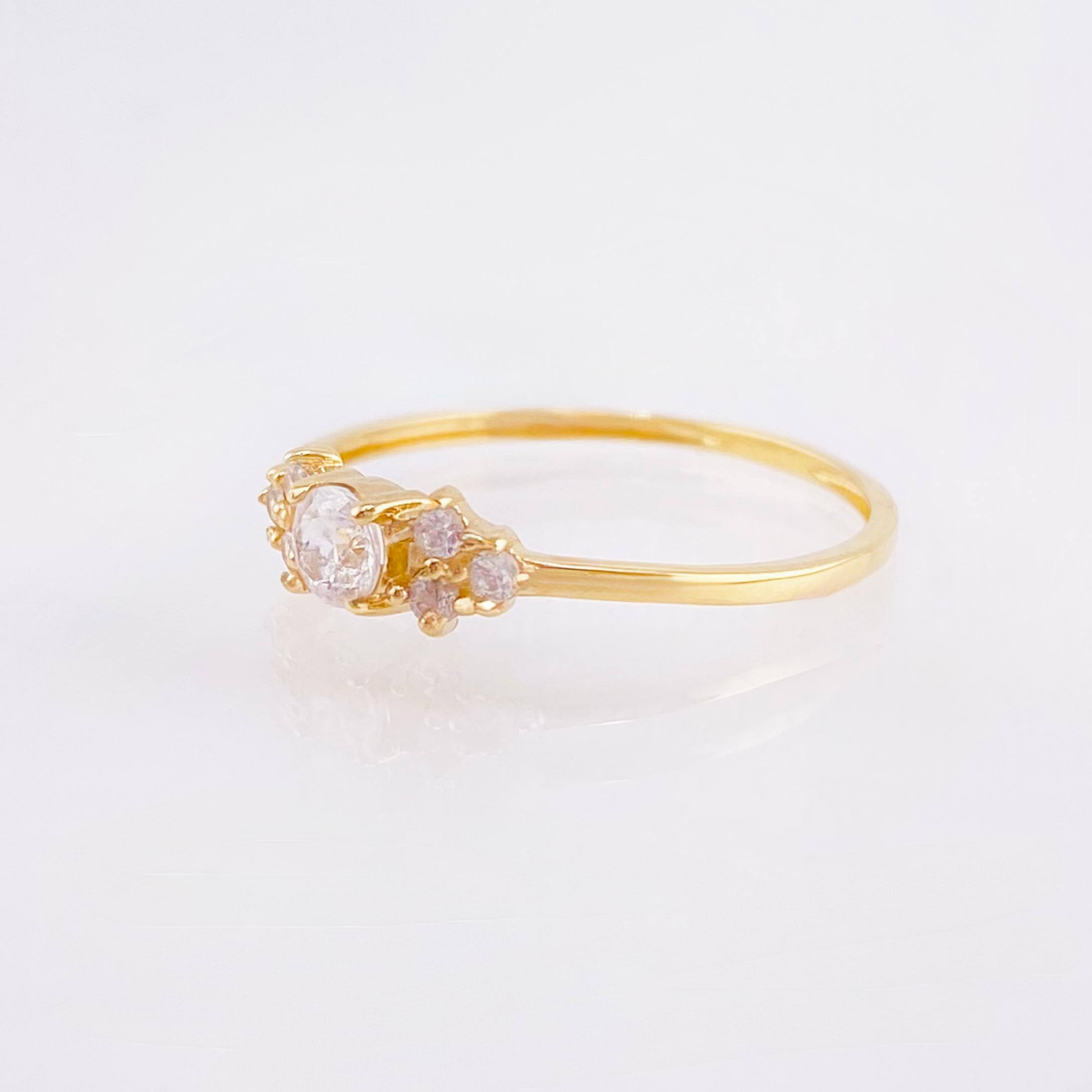 Anillo Solitario Trío Chispas 1.15gr / T6 3/4 / Oro Amarillo 18K *