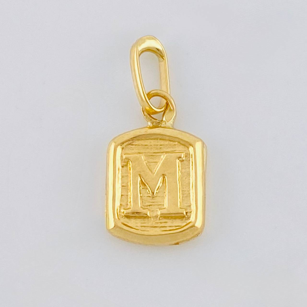 Dije Letra M 0.3g / 1/2 in Oro Amarillo 18K